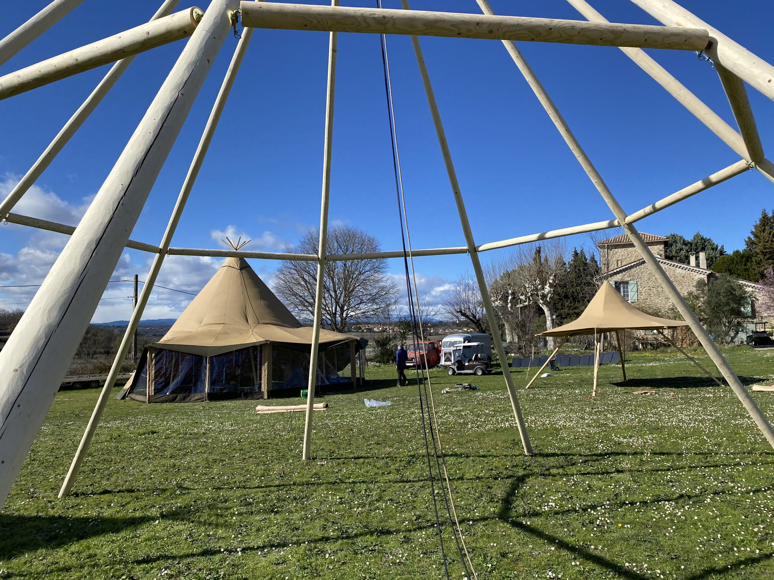 Tipis de réception Mise en place des poteaux Mise en place des poteaux
